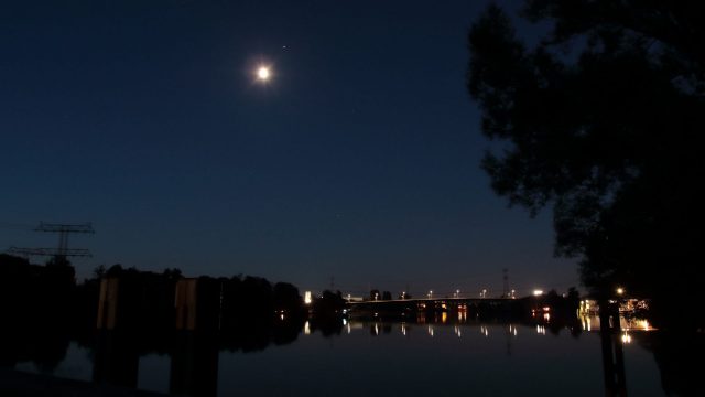 Minna-Todenhagen-Brücke, Berlin. Darüber Mond und Mars.